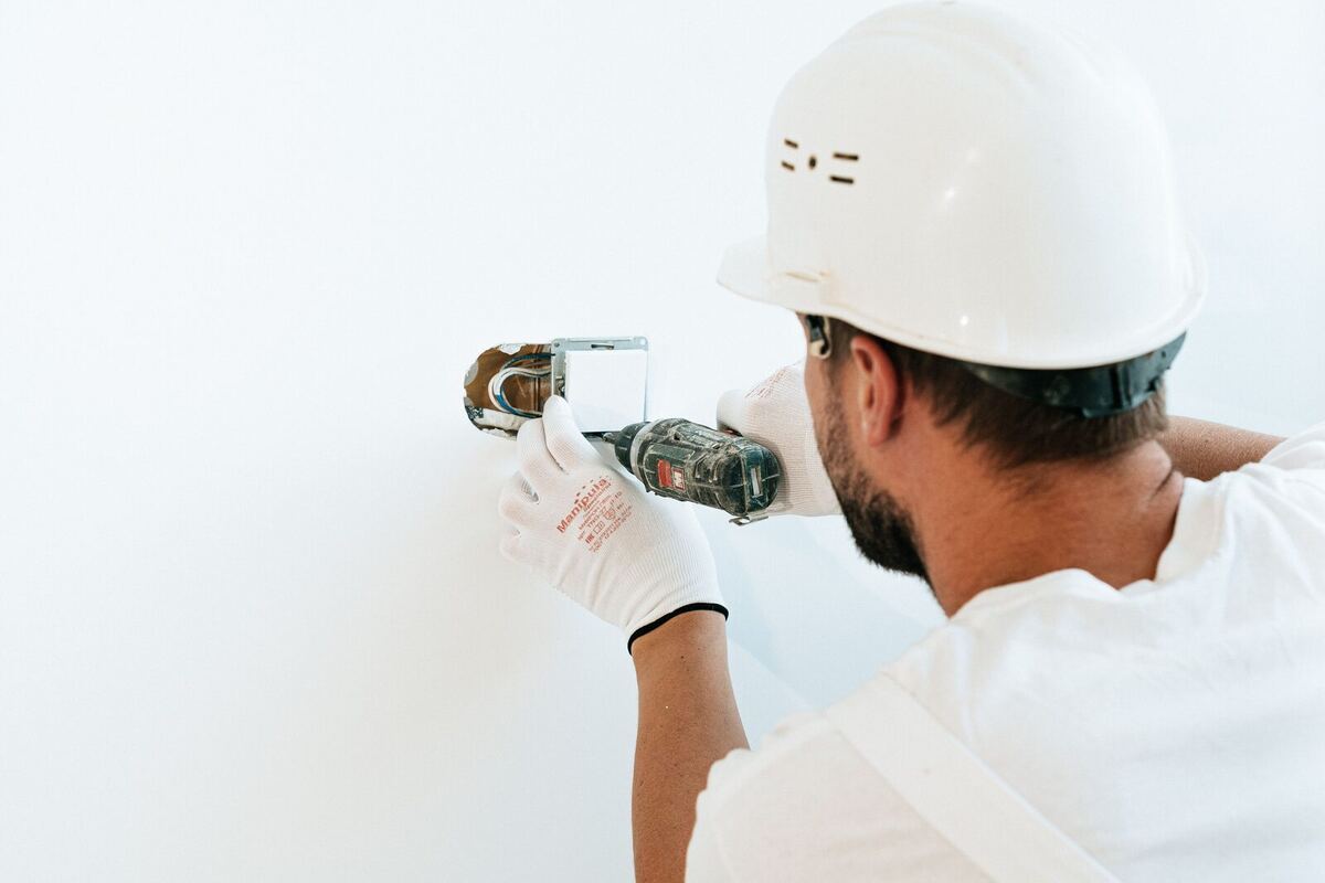 Hombre arreglando un interruptor eléctrico